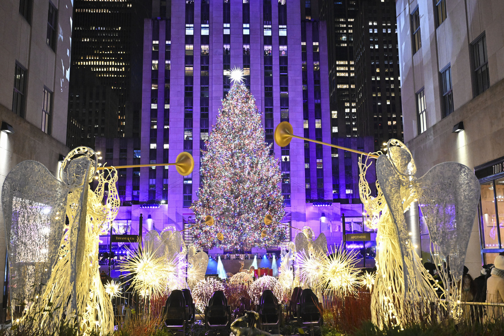 Στα γιορτινά τους ενόψει Χριστουγέννων Νέα Υόρκη και Βερολίνο – Φωταγωγήθηκε δέντρο ηλικίας άνω των 80 ετών στο Μανχάταν