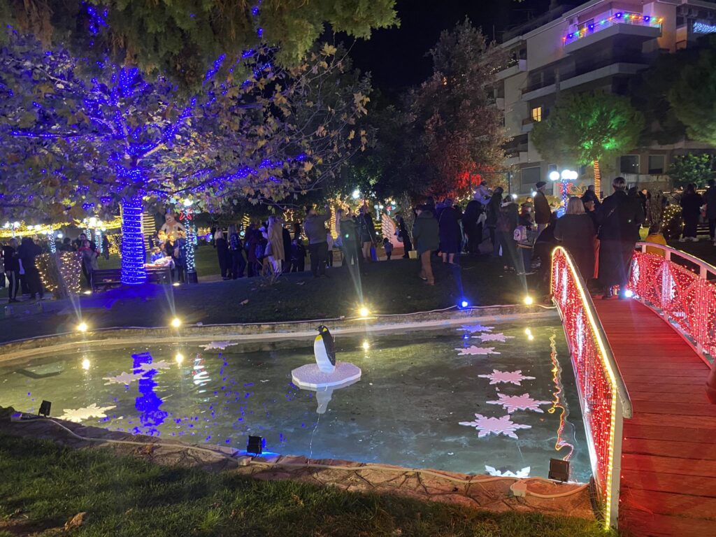 “Ονειροχώρα” – Άνοιξε το Πάρκο των Χριστουγέννων στο Αίγιο