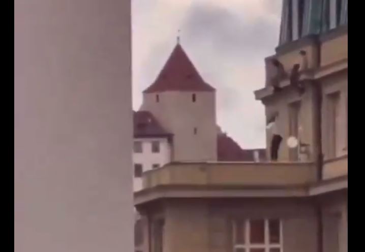 Πράγα: Νέο βίντεο με φοιτητές να πηδούν από τα παράθυρα για να σωθούν