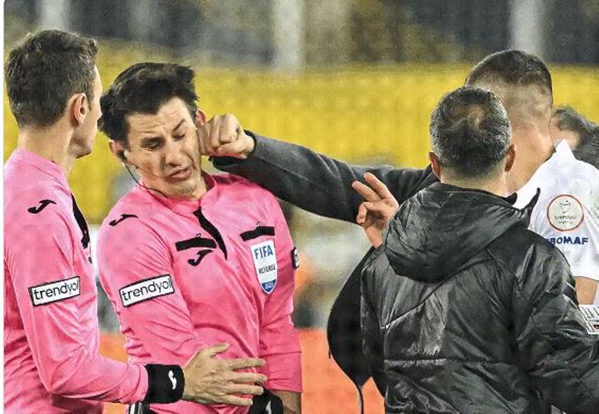 Τουρκία: Καρέ καρέ η γροθιά στο πρόσωπο του διαιτητή που «τίναξε στον αέρα» το τουρκικό ποδόσφαιρο