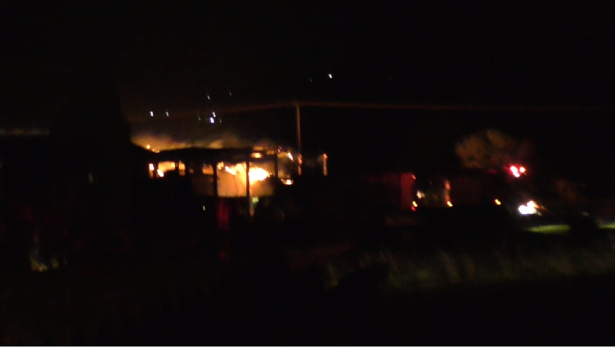 Κέρκυρα: Υπό έλεγχο η φωτιά στους Βελονάδες – Κάηκε ολοσχερώς αποθήκη εργοστασίου ξυλείας