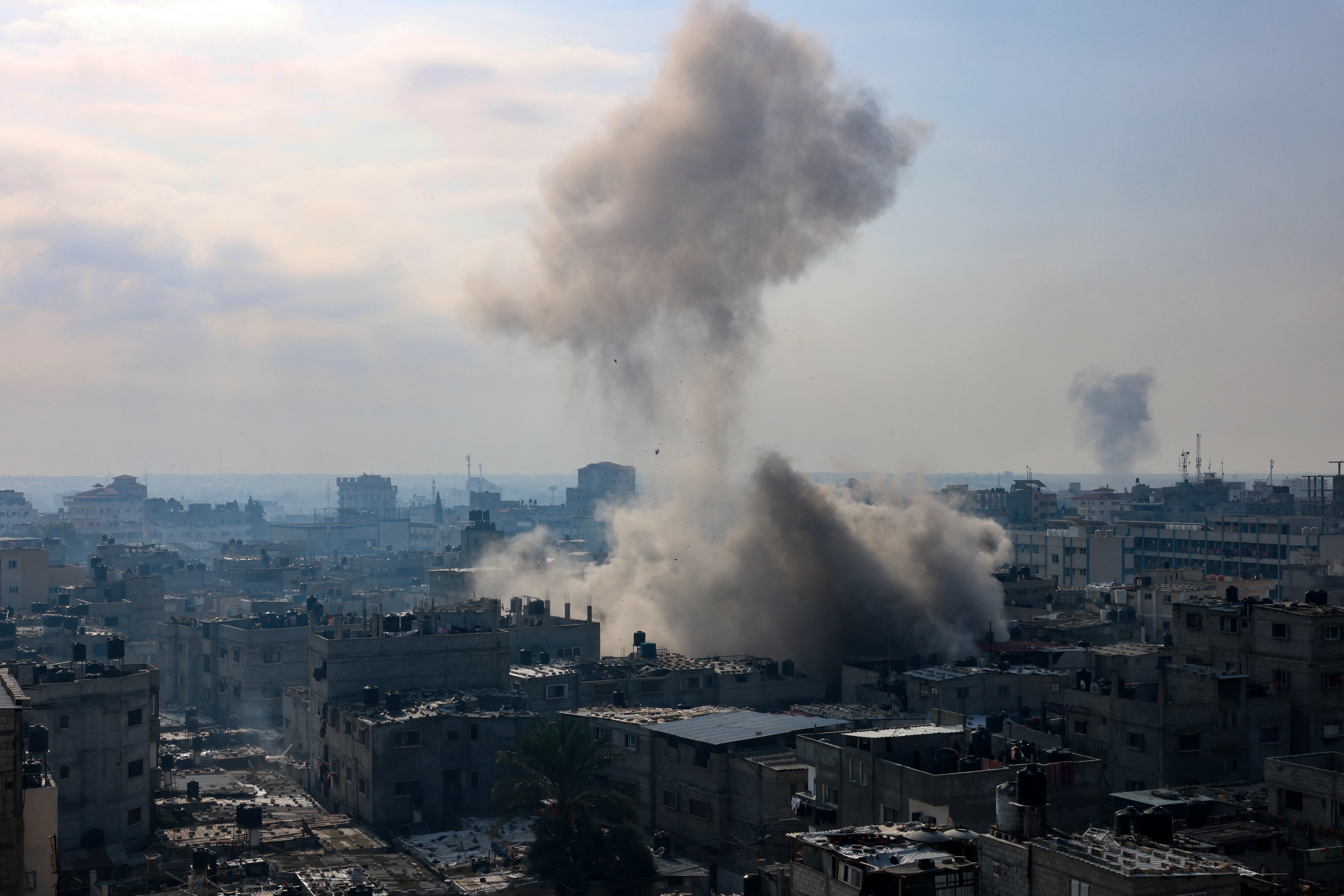 Πυρά από αέρα, ξηρά και θάλασσα δέχεται η Γάζα – ΟΗΕ και ΠΟΥ καλούν σε εγκράτεια – Υπάρχουν ασφαλείς περιοχές, απαντά το Ισραήλ