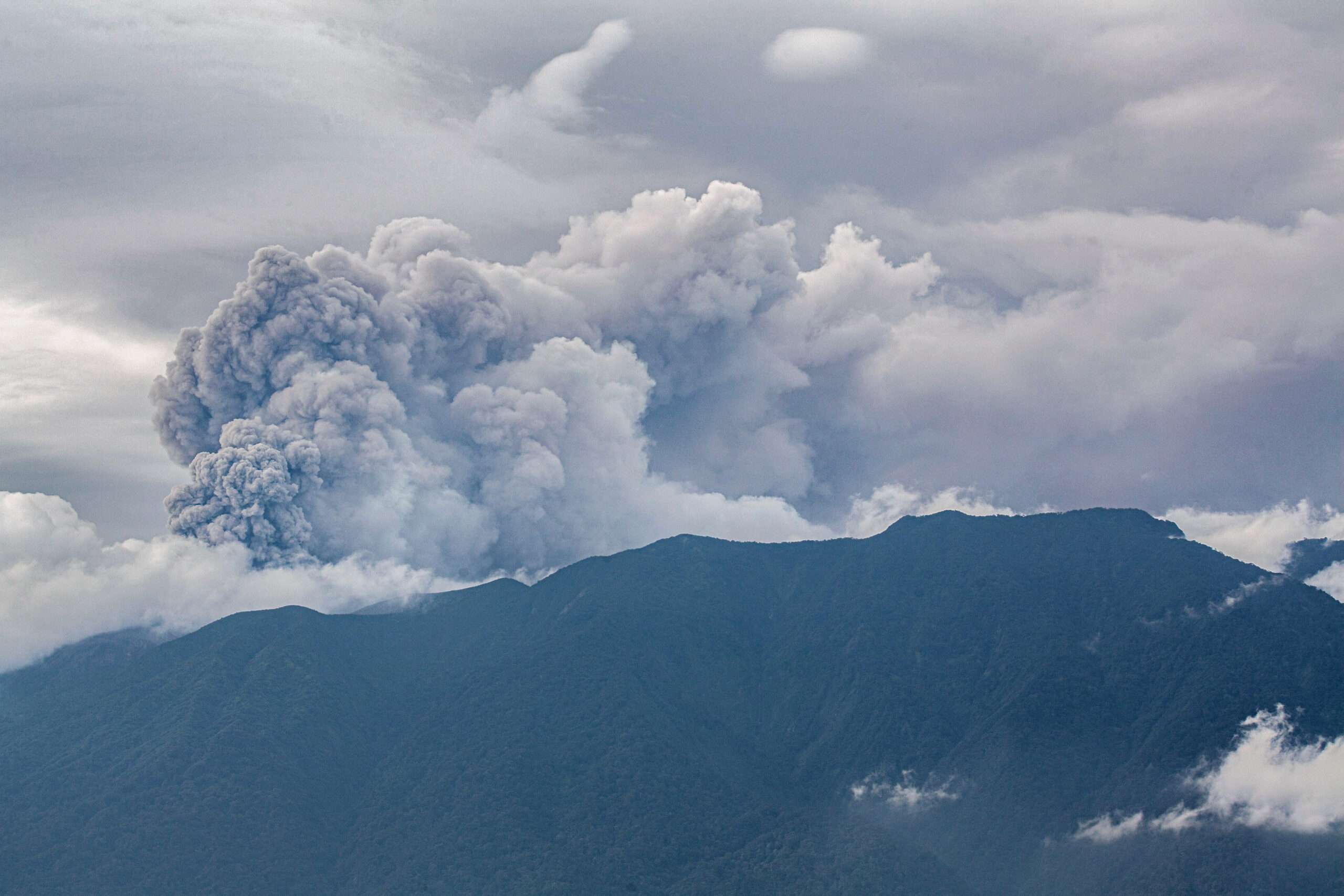 Ινδονησία: Νεκροί 11 ορειβάτες από έκρηξη ηφαιστείου – Αγνοούνται 12 άτομα