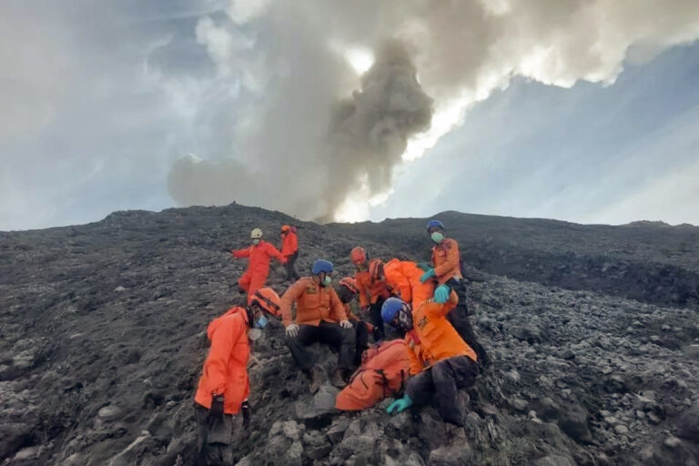 Έκρηξη ηφαιστείου στην Ινδονησία: Τουλάχιστον 22 νεκροί, όλοι ορειβάτες – Δεν πρόλαβαν να απομακρυνθούν