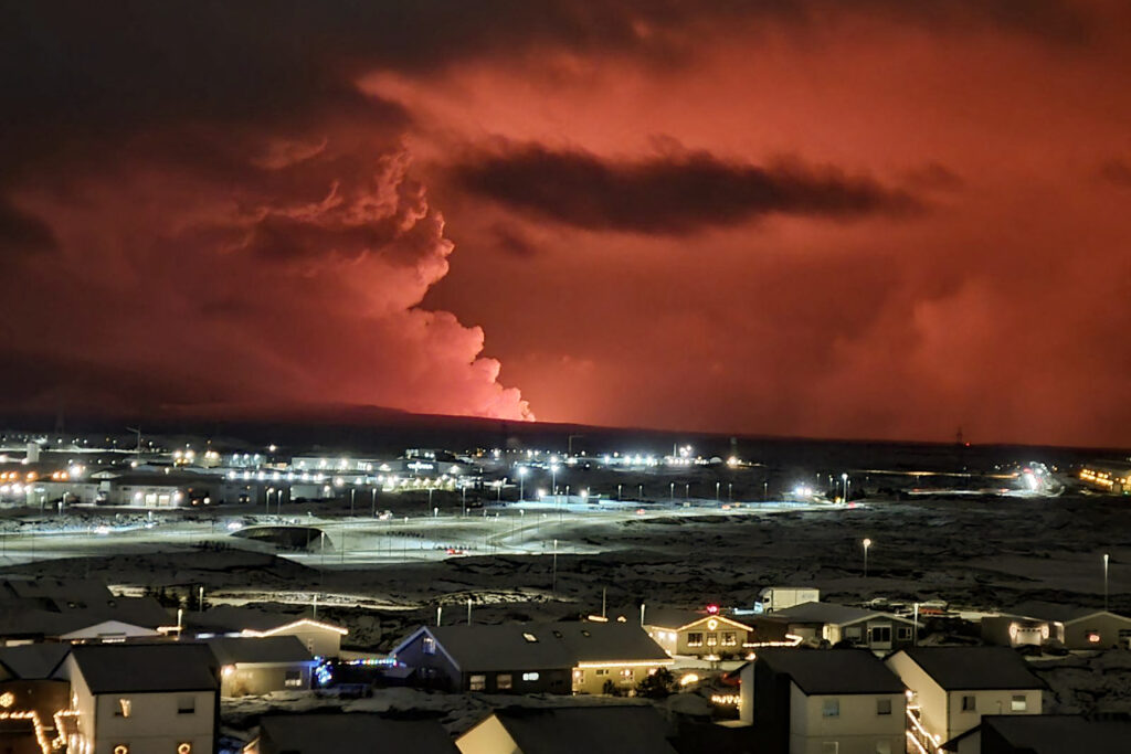 Ισλανδία: Εκρήγνυται το ηφαίστειο στη χερσόνησο Ρεϊκιάνες – Καυτή λάβα σκέπασε τα πάντα