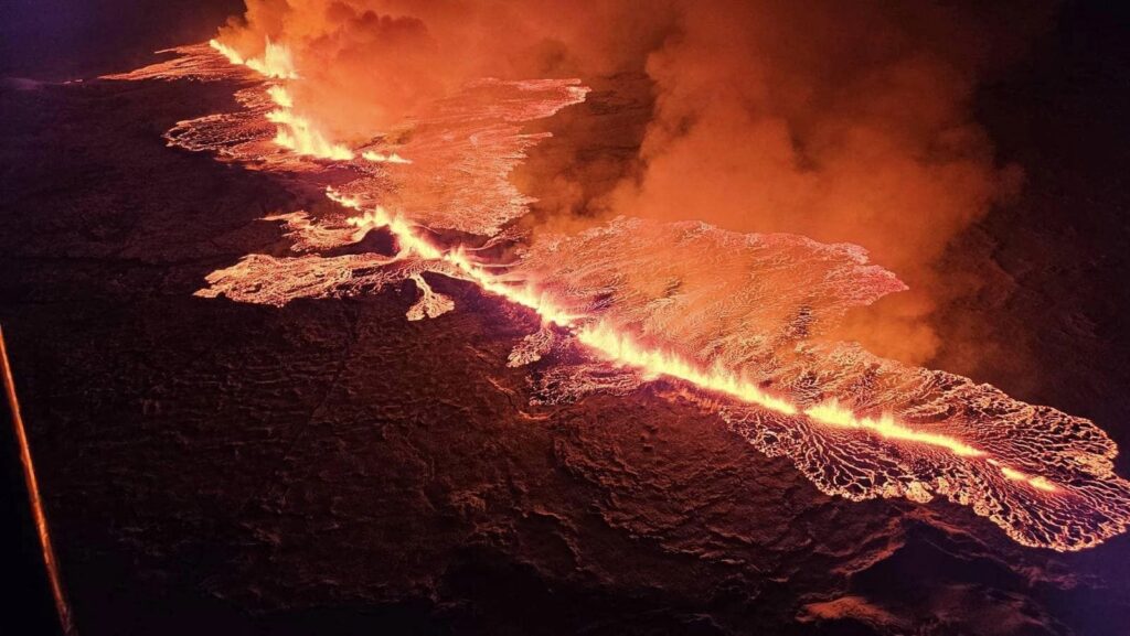 Ισλανδία: Συγκλονιστικές εικόνες από την έκρηξη ηφαιστείου