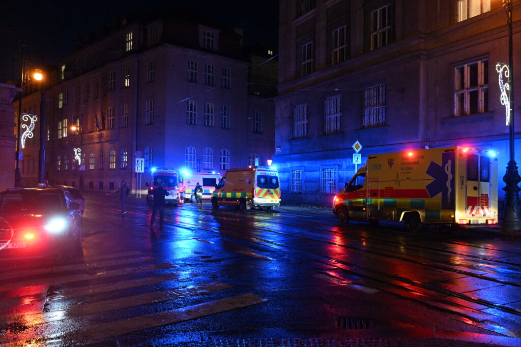 Πράγα: Βρέθηκε στο σπίτι του μακελάρη το όπλο της δολοφονίας πατέρα και κόρης – Εντοπίστηκε και αυτοσχέδια βόμβα