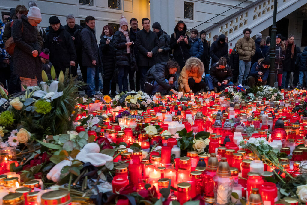 Πράγα: Βρέθηκε στο σπίτι του μακελάρη το όπλο της δολοφονίας πατέρα και κόρης – Εντοπίστηκε και αυτοσχέδια βόμβα