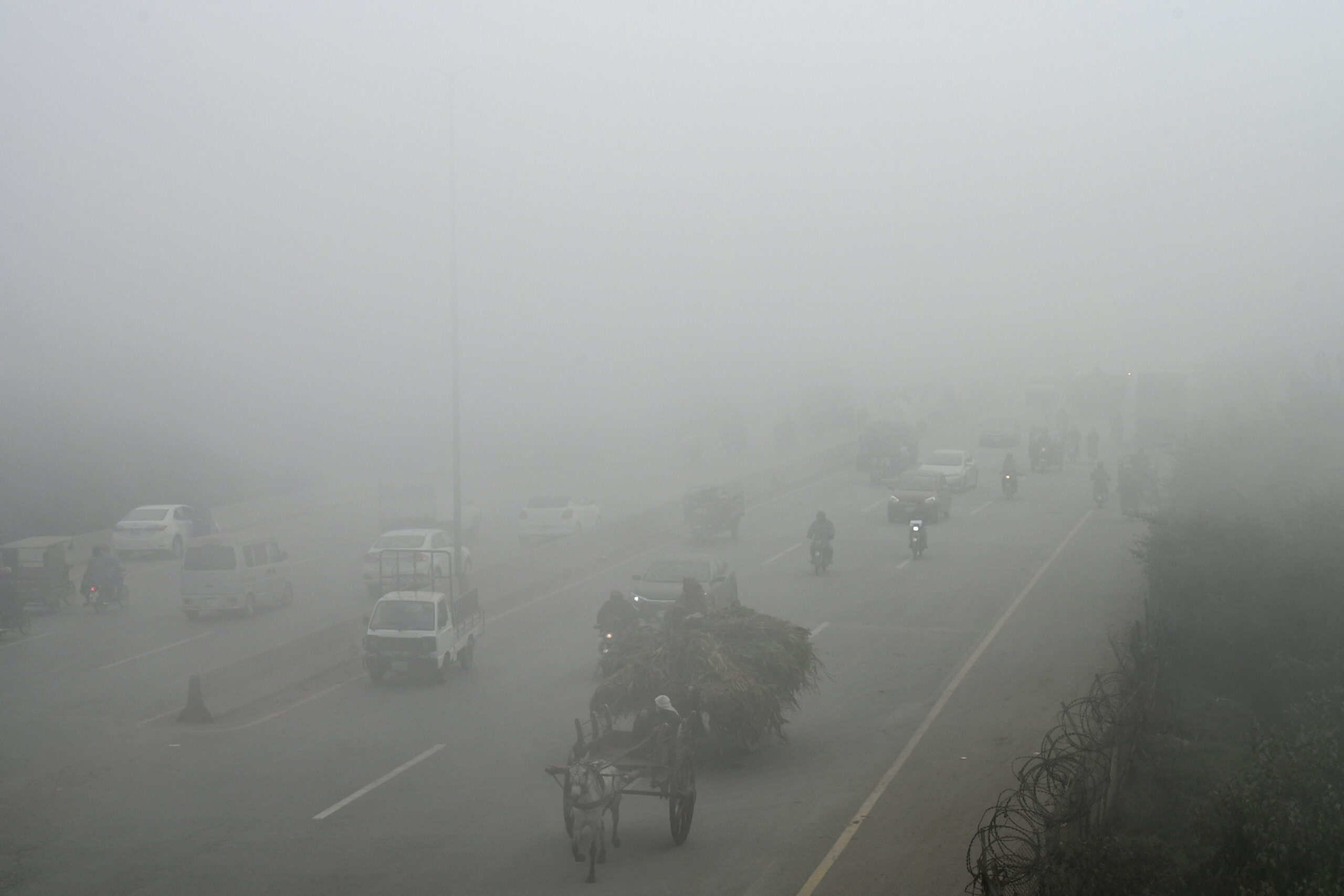 Nέο Δελχί: Πυκνή ομίχλη με προειδοποιήσεις για επιπτώσεις στην υγεία – Στο «κόκκινο» ο δείκτης ατμοσφαιρικών ρύπων