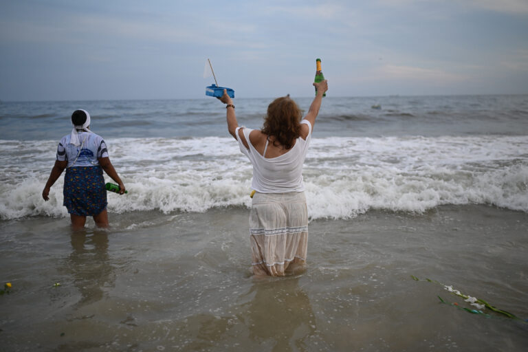 Βραζιλία: Λιτανείες και προσφορές στη θεά της θάλασσας για το 2024 – Φωτογραφίες