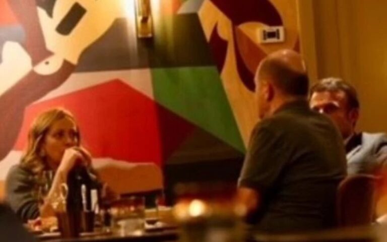 Άτυπη συνάντηση Μελόνι – Σολτς – Μακρόν στις Βρυξέλλες – Γιατί προκαλεί εντύπωση η κοινή φωτογραφία τους