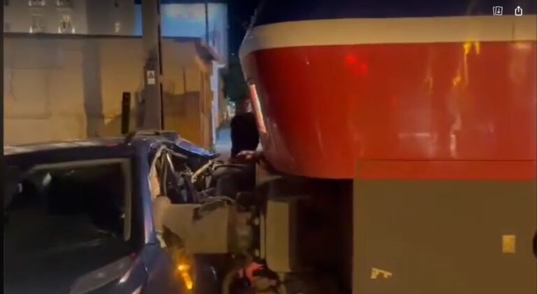 Θεσσαλονίκη: Σύγκρουση μηχανής τρένου με Ι.Χ σε κεντρική οδό