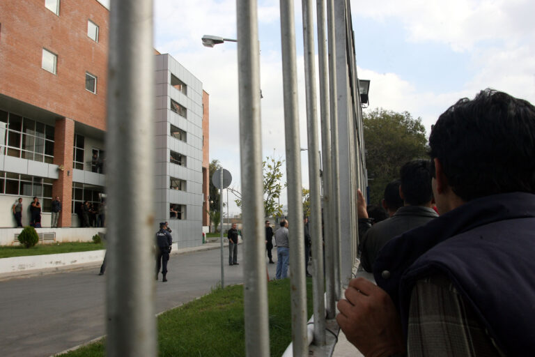 Πέτρου Ράλλη: Συμβολικός αποκλεισμός από συγγενείς των προσαχθέντων – Τι είπε ο πατέρας 26χρονου στην ΕΡΤ