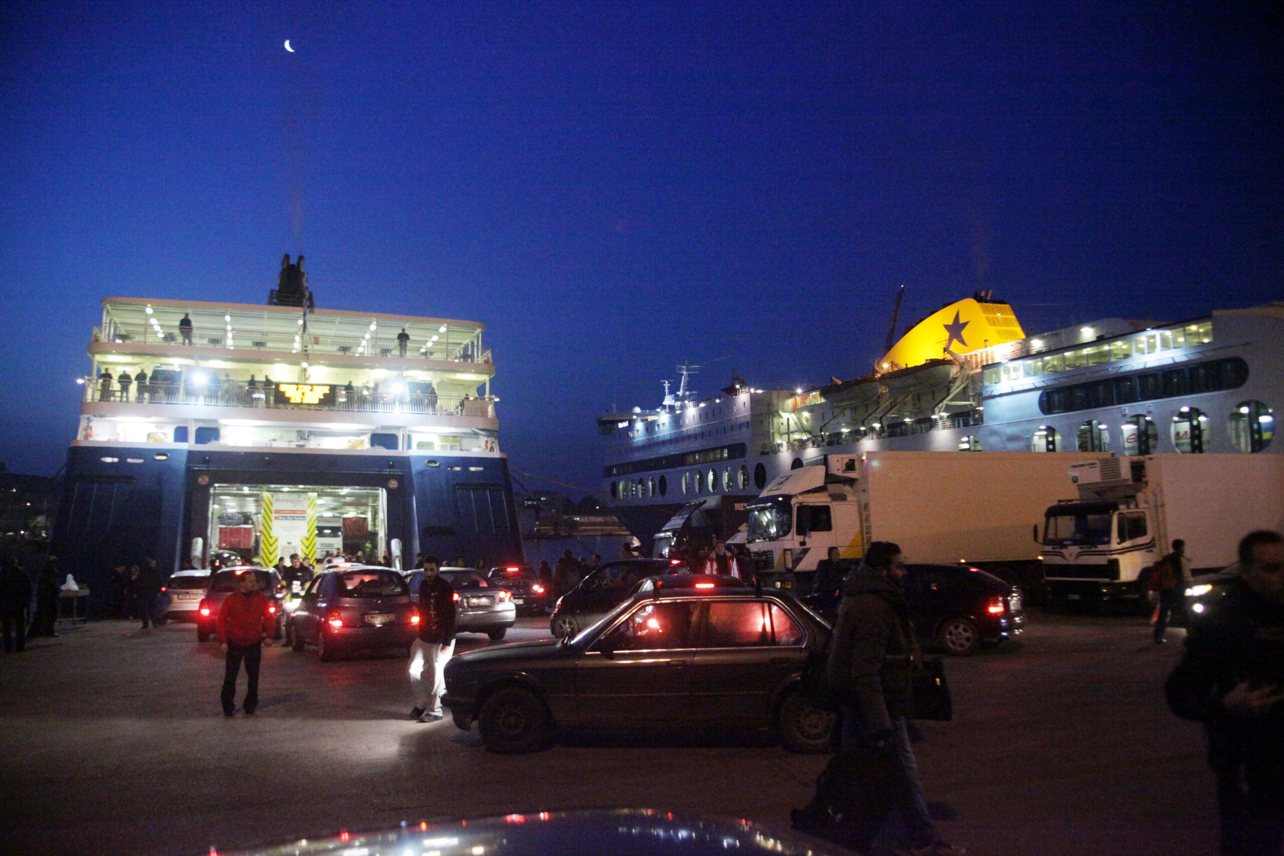 Λιμάνι Πειραιά: Αναχώρηση του «Νήσος Σάμος» ύστερα από τηλεφώνημα για βόμβα