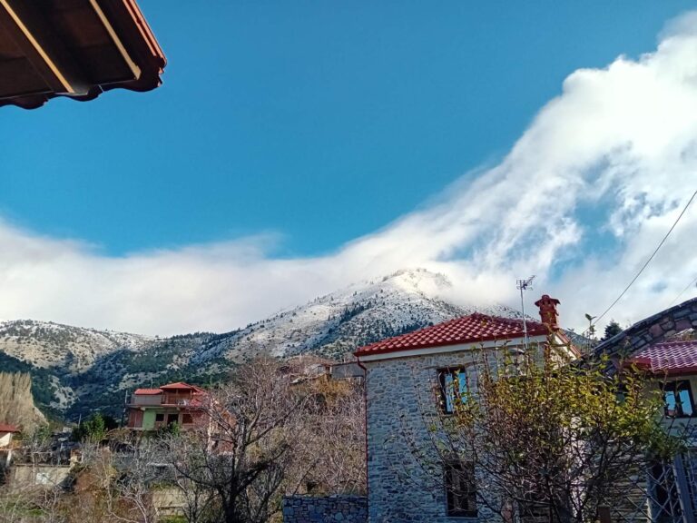 Χιόνισε στα ορεινά της Λάρισας