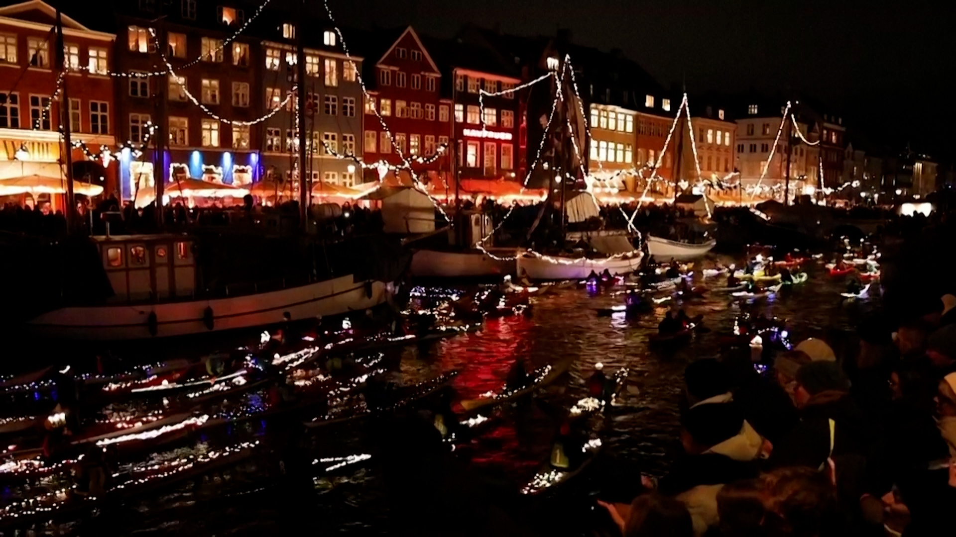 Βίντεο: Εκατοντάδες καγιάκ φωτίζουν τις υδάτινες λεωφόρους της Κοπεγχάγης