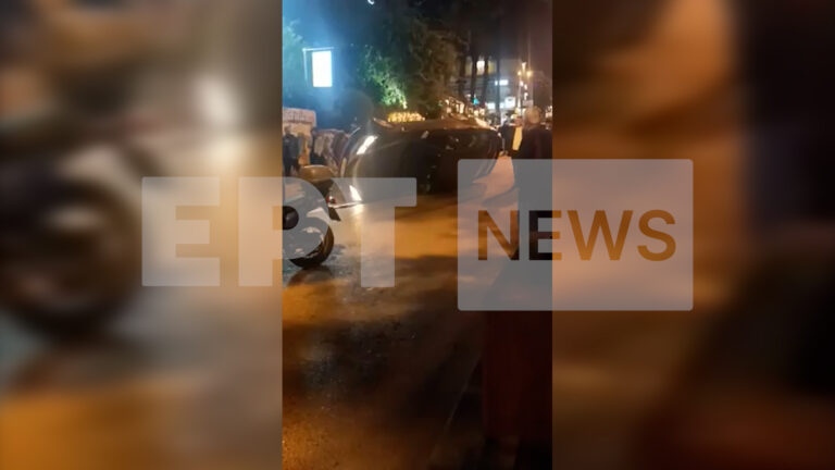 Κλειστή η κάθοδος της λεωφόρου Γαλατσίου – Αυτοκίνητο προσέκρουσε σε παρκαρισμένο όχημα και ανατράπηκε