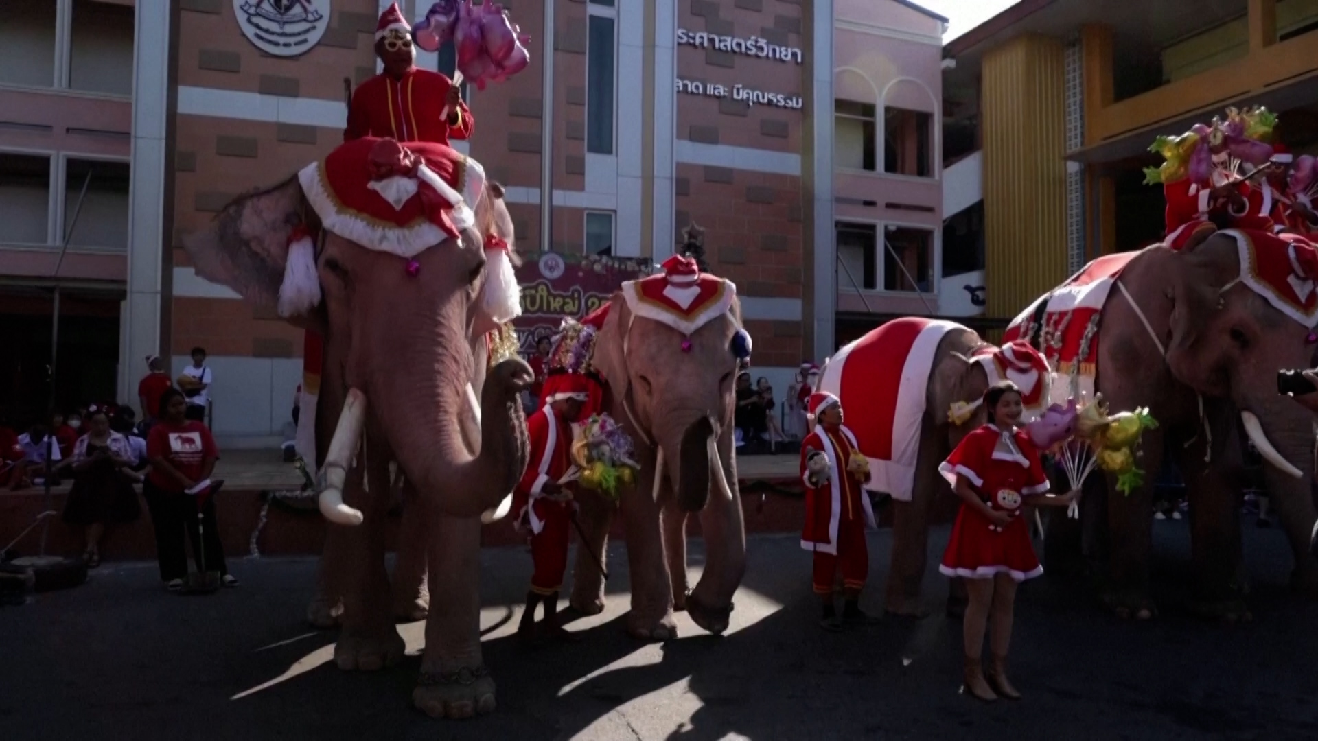 Βίντεο: Ελέφαντες ντυμένοι Αϊ-Βασίληδες έφεραν τα Χριστούγεννα σε σχολείο της Ταϊλάνδης
