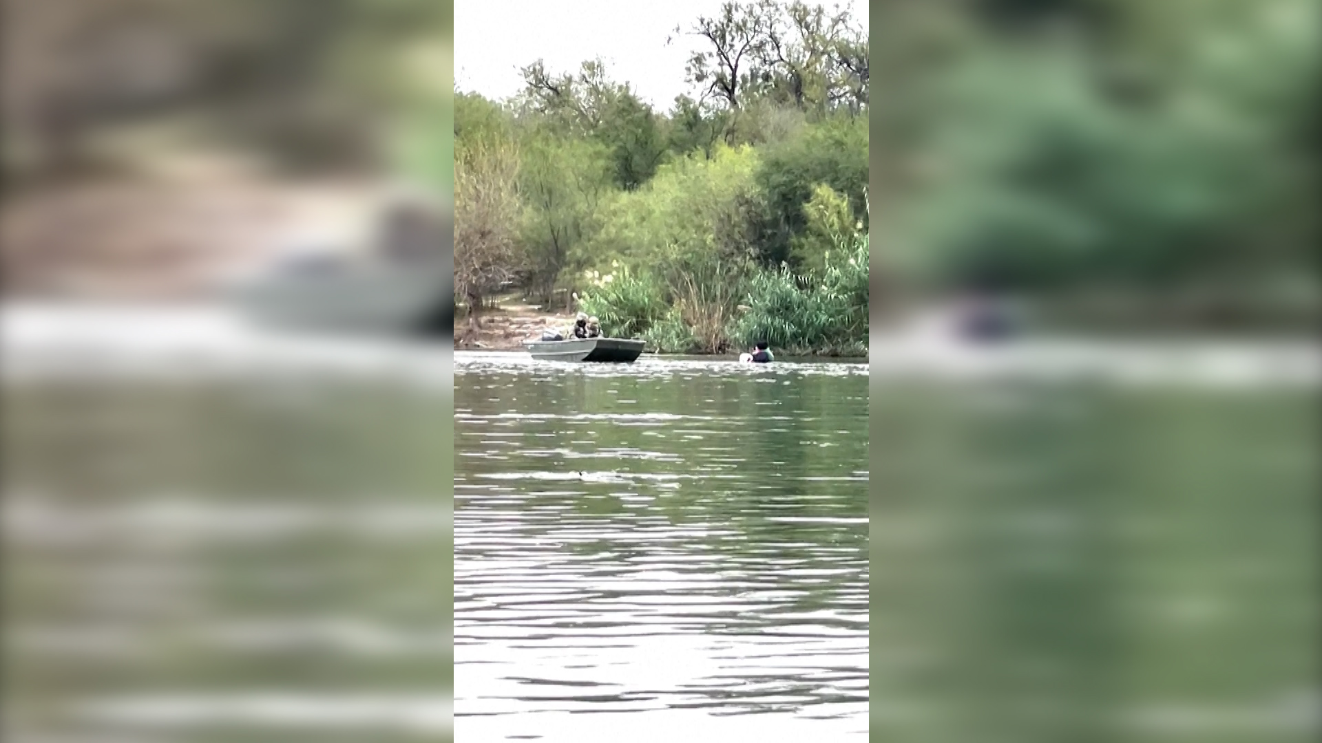 Βίντεο: Στρατιώτες φαίνεται να αγνοούν κραυγές βοήθειας γυναίκας και παιδιού που διασχίζουν ποτάμι στα σύνορα ΗΠΑ – Μεξικό