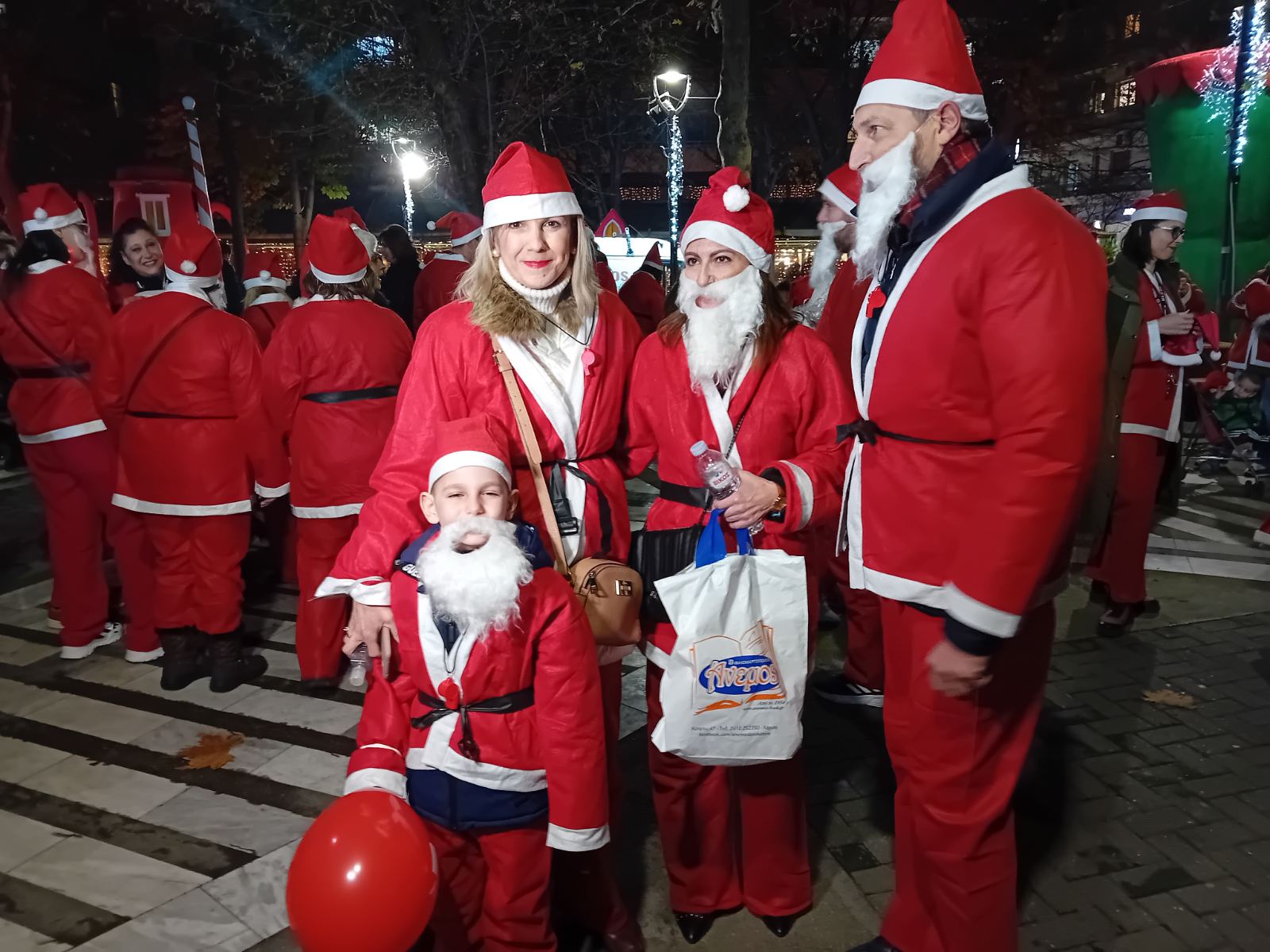 Λάρισα: Ντύθηκαν Άη-Βασιλήδες για καλό σκοπό