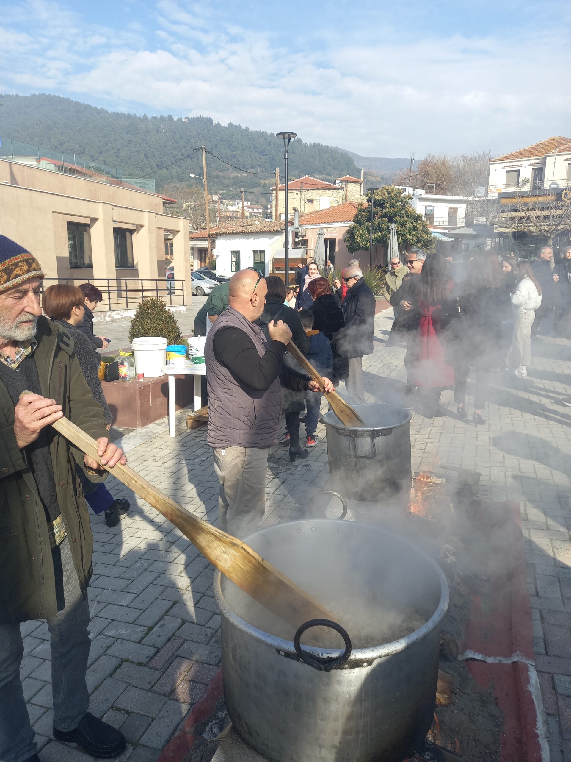 Με τσιγαρίδες, κεράσματα και χορό η παραμονή Πρωτοχρονιάς στην Αγιά Λάρισας