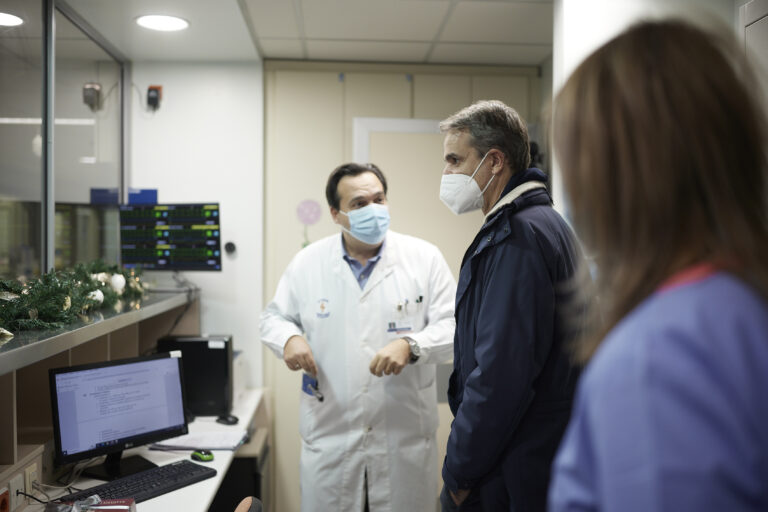 Επίσκεψη Κ. Μητσοτάκη στο νοσοκομείο «Αττικόν» και τη νέα Μονάδα Αυξημένης Φροντίδας
