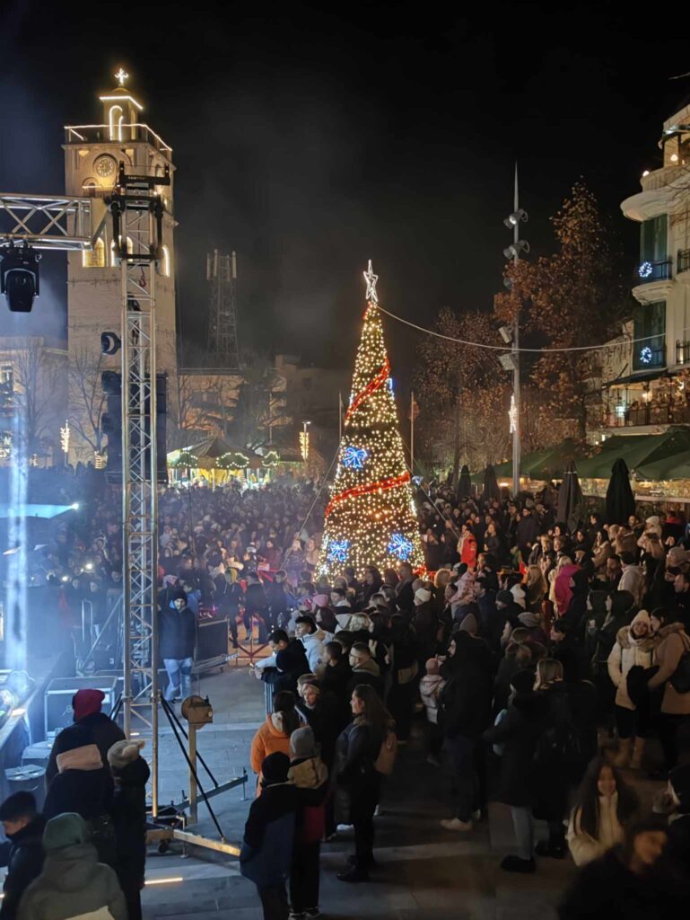 Κοζάνη: Πλήθος κόσμου στις εορταστικές εκδηλώσεις – Γιορτή και για το εμπόριο με “Λευκή Νύχτα”