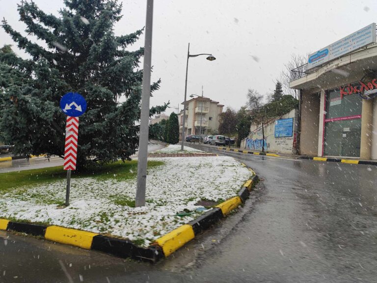 Χειμώνιασε για τα καλά και στην Κοζάνη: Χιονόπτωση μέσα στην πόλη και πτώση θερμοκρασίας (video)