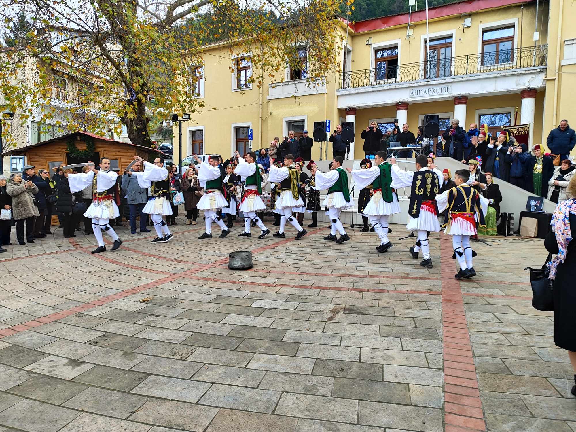 Γλέντι σε ολόκληρη την ΠΕ Κοζάνης: Τσιγαρίδες, μέλι, γιαπράκια και δρώμενα δωδεκαημέρου (video)