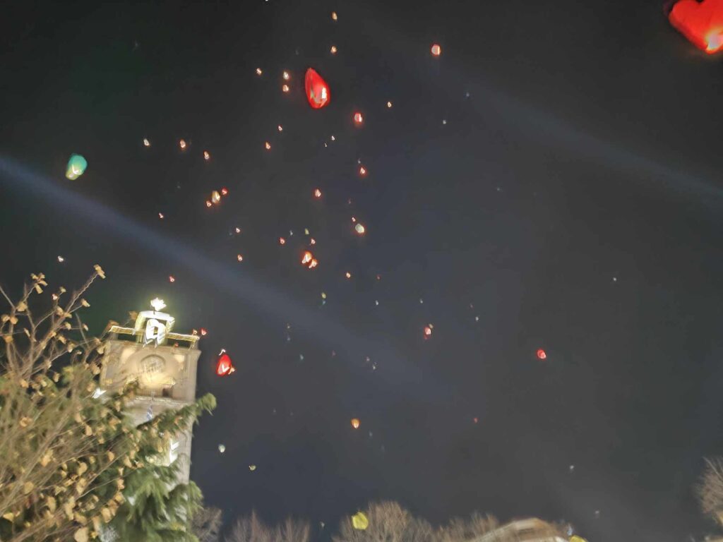 Κοζάνη: Μάγεψαν τα πολύχρωμα φαναράκια που γέμισαν τον ουρανό της πόλης