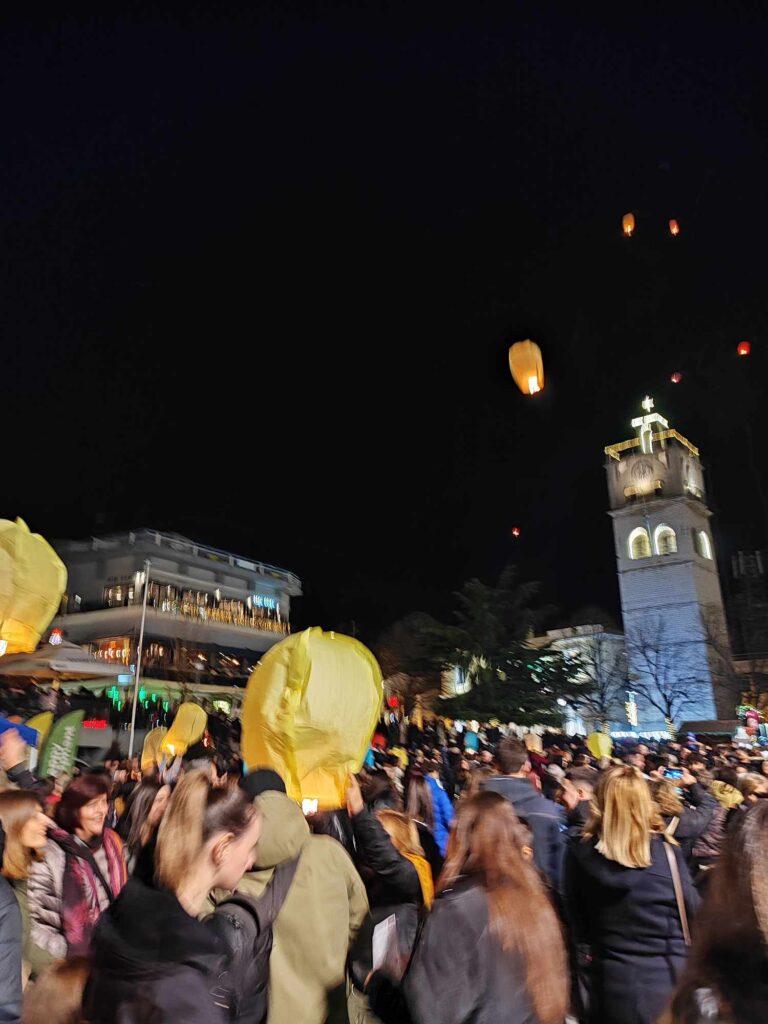 Κοζάνη: Μάγεψαν τα πολύχρωμα φαναράκια που γέμισαν τον ουρανό της πόλης