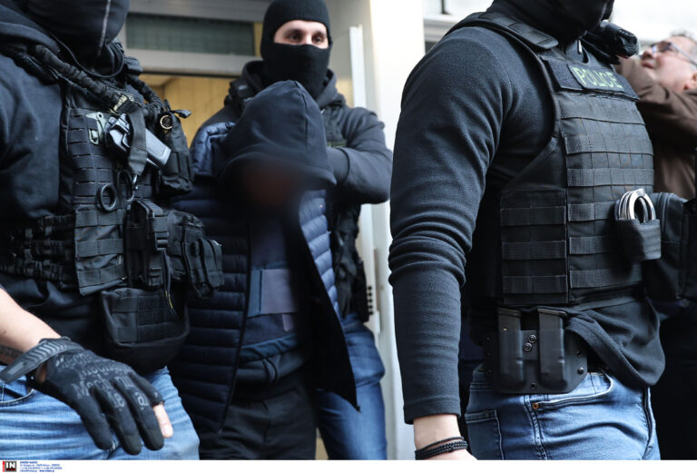 Ρέντη: Πήρε προθεσμία ο 18χρονος – Άγνωστο εάν η δική του φωτοβολίδα τραυμάτισε τον αστυνομικό, λέει ο δικηγόρος του