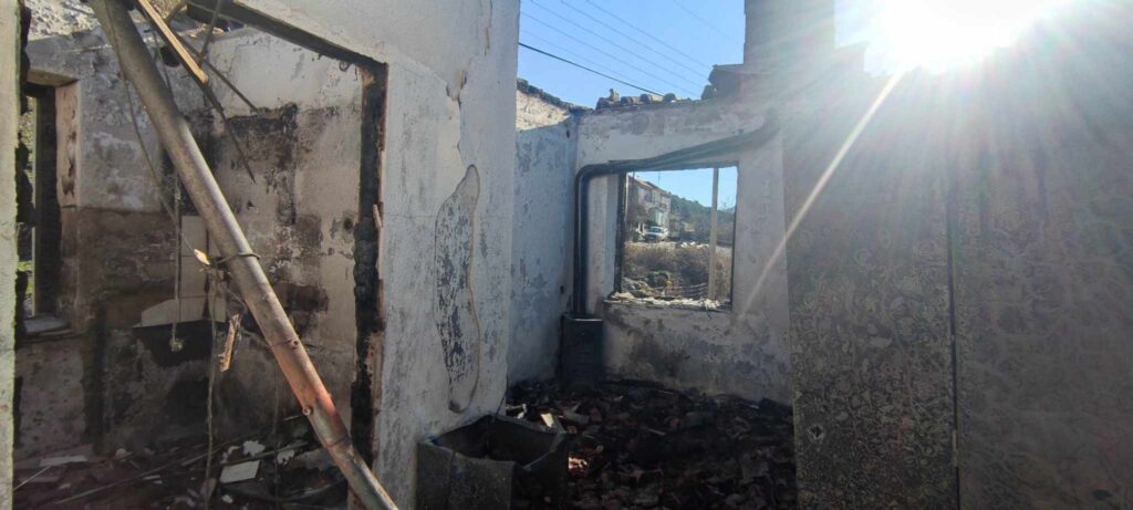Πρέσπες: Πυρκαγιά στο σταθμό της Σχολής Καλών Τεχνών στους Ψαράδες – Καταστράφηκε ο δεύτερος όροφος