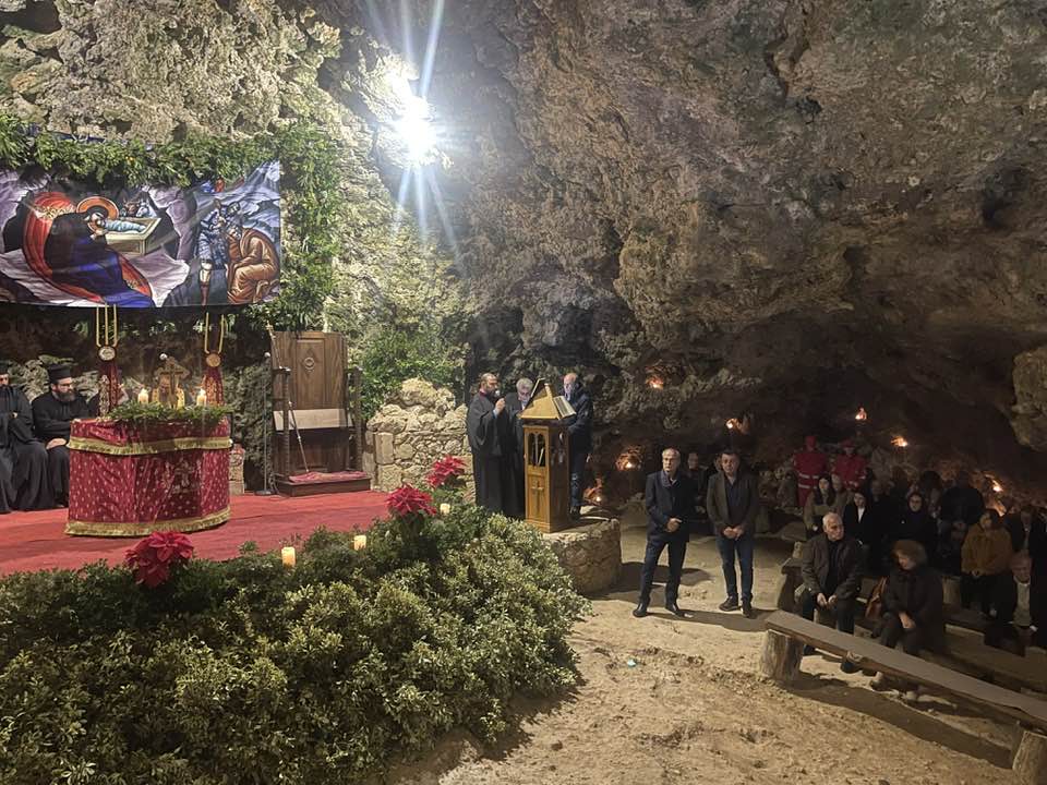 Χανιά: Με κατάνυξη η Χριστουγεννιάτικη Θεία Λειτουργία στο σπήλαιο του Αγίου Ιωάννη στη Μαραθοκεφάλα