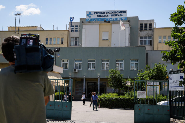 Επεισόδια Ρέντη: Δεύτερη χειρουργική επέμβαση για τον αστυνομικό που χτυπήθηκε από φωτοβολίδα
