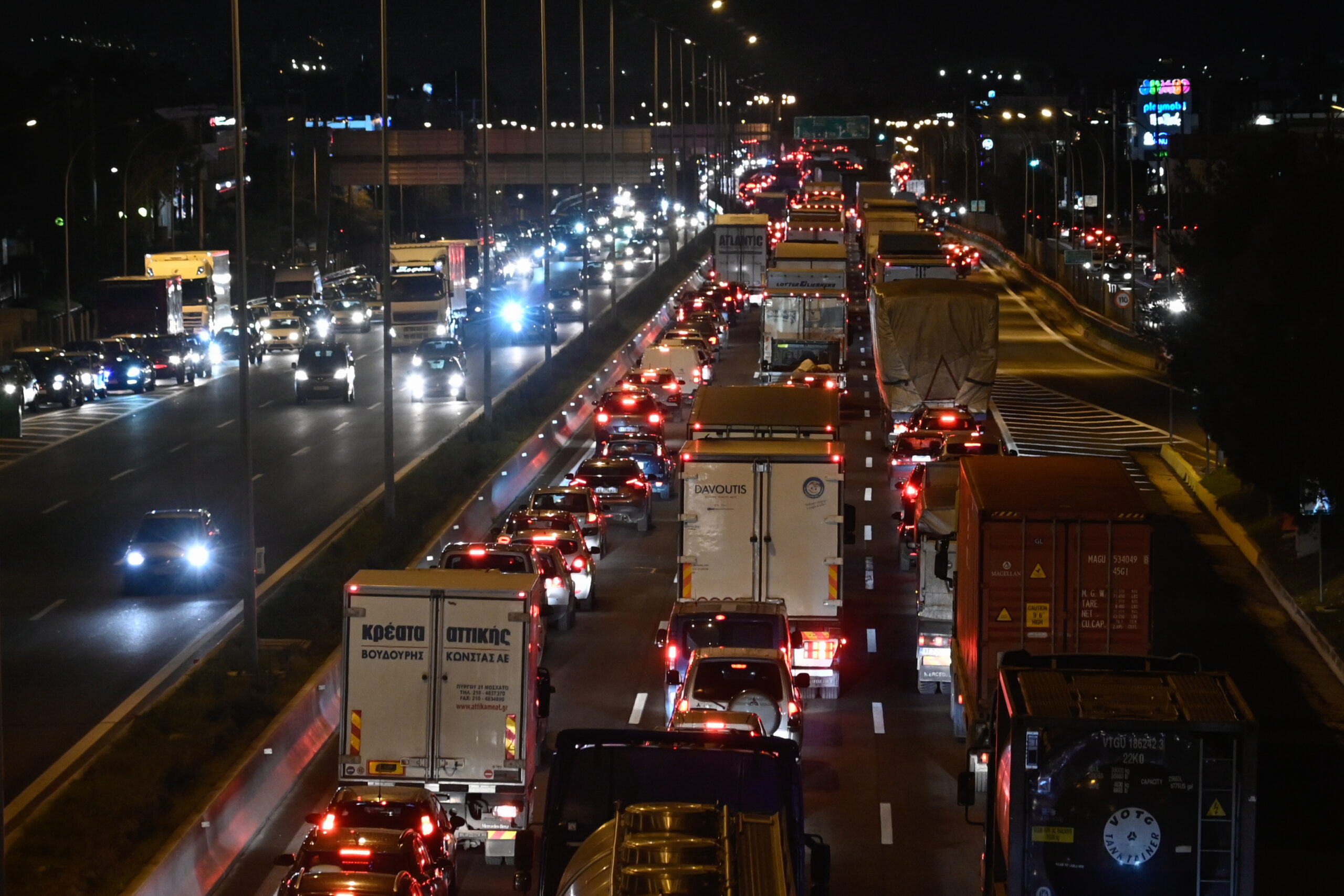 Ανάλυση: Γιατί τις ημέρες των εορτών οι δρόμοι μοιάζουν με μεγάλο πάρκινγκ (video)