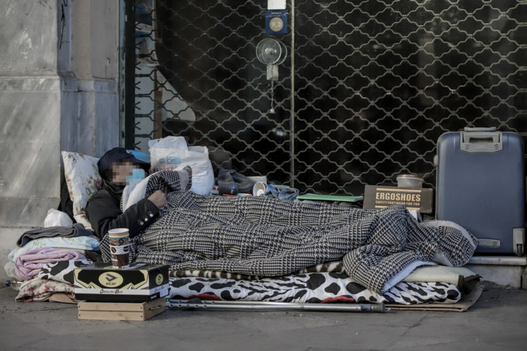 Χριστούγεννα στο δρόμο – Ο καθημερινός αγώνας επιβίωσης των αστέγων