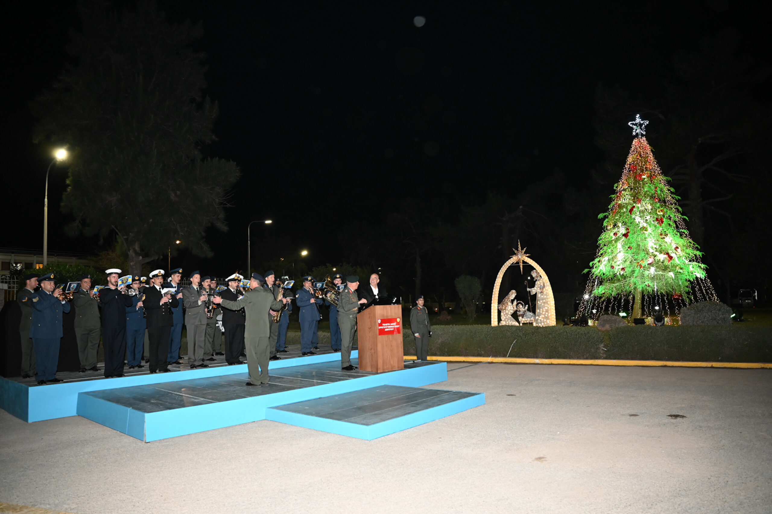 Υπ. Εθνικής Άμυνας: Φωταγωγήθηκε το χριστουγεννιάτικο δέντρο παρουσία Ν. Δένδια