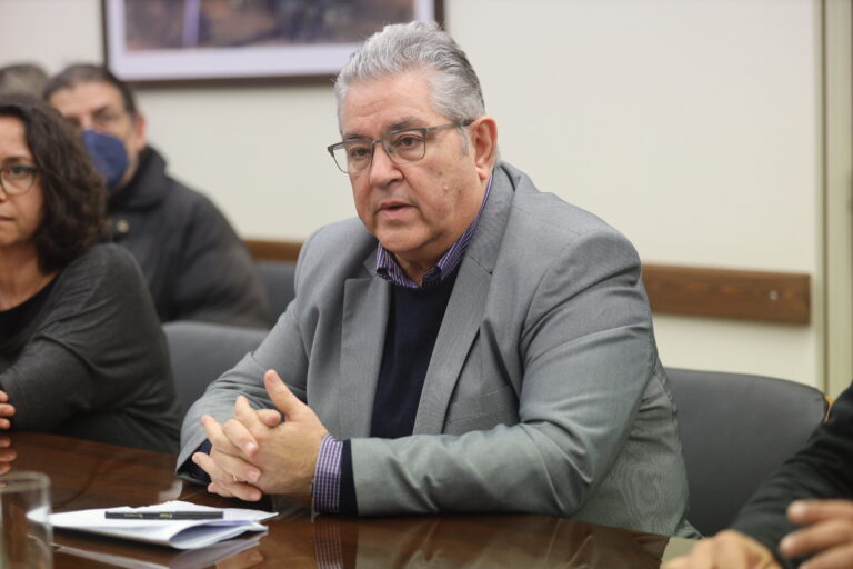 Συνάντηση Δ. Κουτσούμπα με αντιπροσωπεία οδηγών ταξί: Εξέφρασε τη στήριξη του ΚΚΕ στα αιτήματα και τις κινητοποιήσεις τους ενάντια στο φορολογικό