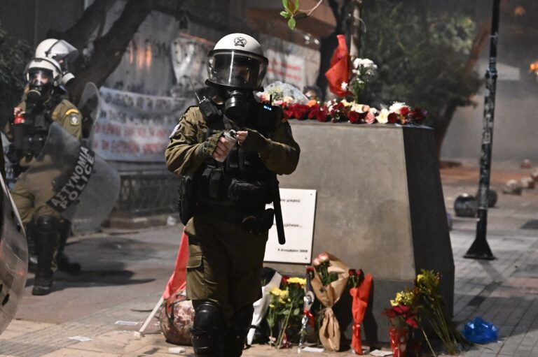 Πορεία για τα 15 χρόνια από τη δολοφονία Γρηγορόπουλου – Περιορισμένης έκτασης επεισόδια