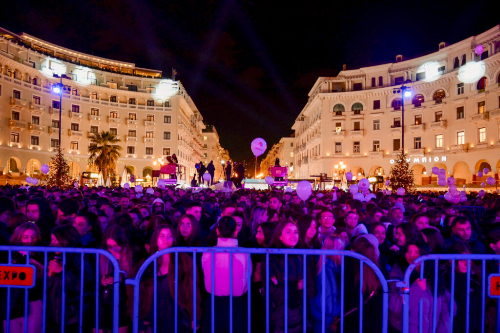 “Sold out” η Θεσσαλονίκη για τις γιορτές, άναψε το χριστουγεννιάτικο δέντρο στην πλατεία Αριστοτέλους – «Μαγνήτης» Δράμα και Πιερία