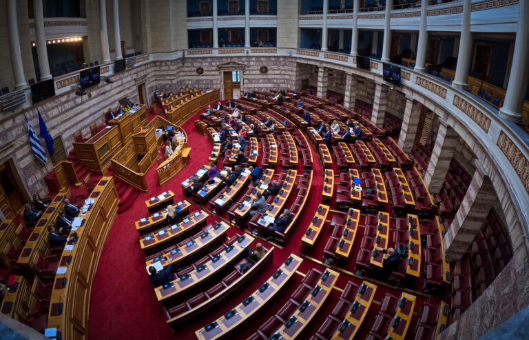 Τροπολογία για την άδεια παραμονής μεταναστών: Διευκρινίσεις Γεωργιάδη, τι απάντησε σε Σαμαρά ― Πυρά από την αντιπολίτευση