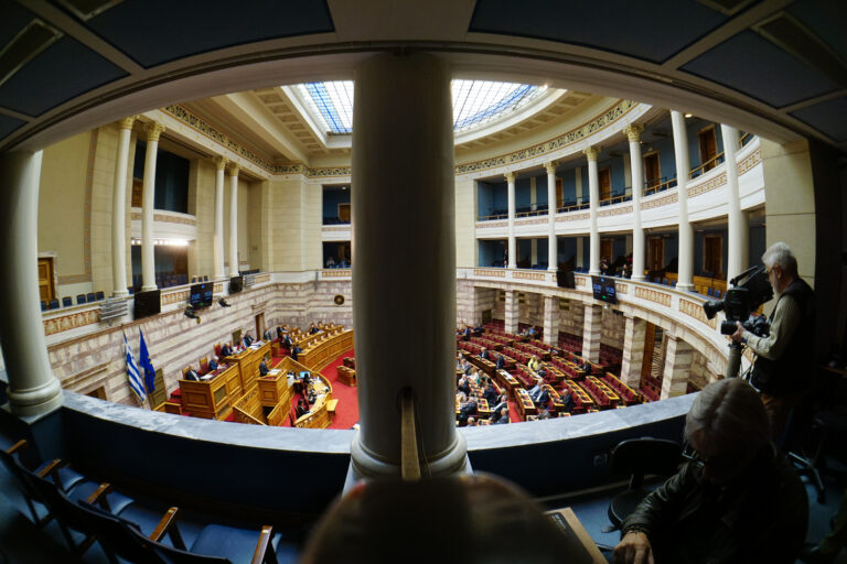 Προϋπολογισμός 2024: Υψηλοί τόνοι στις ομιλίες των αρχηγών στη Βουλή