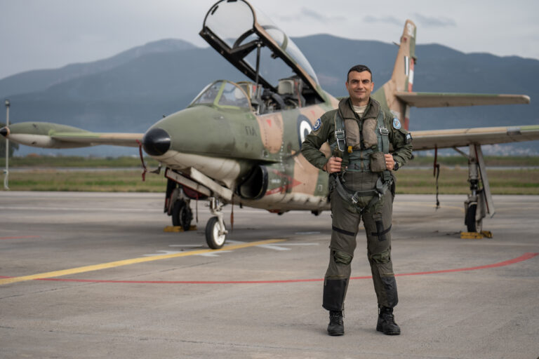 Καλαμάτα: Θρήνος για τον 40χρονο επισμηναγό – Έρευνες για τα αίτια της πτώσης του αεροπλάνου