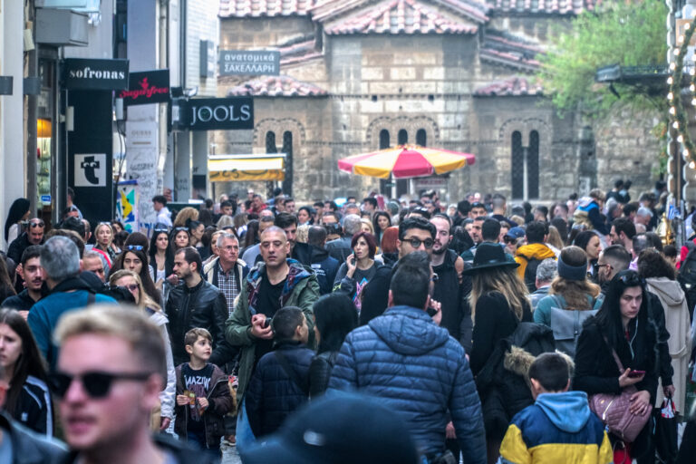 Πλήθος κόσμου στις αγορές της Αθήνας και της Θεσσαλονίκης για τα τελευταία ψώνια του 2023 – Το εορταστικό ωράριο