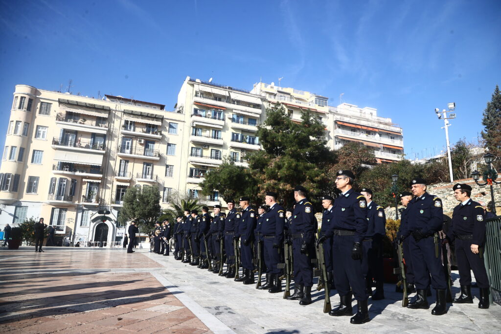 Οδύνη στο τελευταίο «αντίο» στον αστυνομικό Γ. Λυγγερίδη που χτυπήθηκε από φωτοβολίδα στο Ρέντη