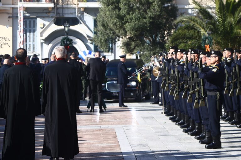 Συντετριμμένοι συγγενείς και συνάδελφοι αποχαιρετούν στις 13:30 τον Γ. Λυγγερίδη – Αναβάθμιση του κατηγορητηρίου για τον 18χρονο