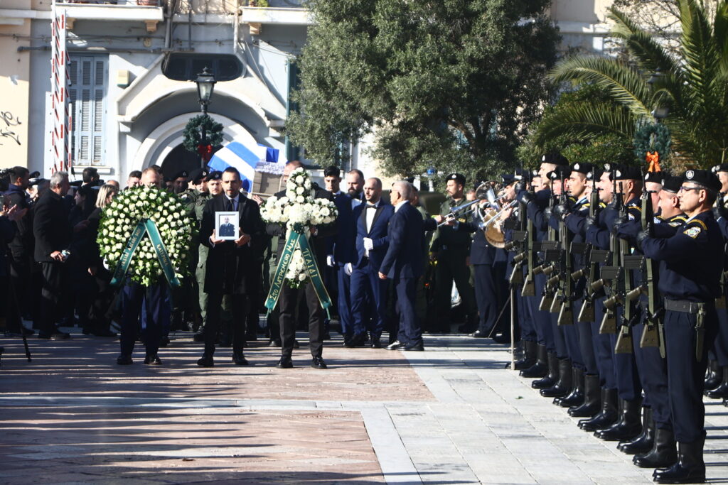 Οδύνη στο τελευταίο «αντίο» στον αστυνομικό Γ. Λυγγερίδη που χτυπήθηκε από φωτοβολίδα στο Ρέντη