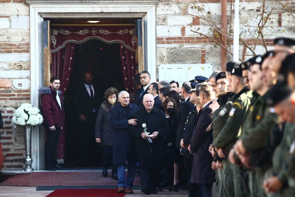 Οδύνη στο τελευταίο «αντίο» στον αστυνομικό Γ. Λυγγερίδη που χτυπήθηκε από φωτοβολίδα στο Ρέντη