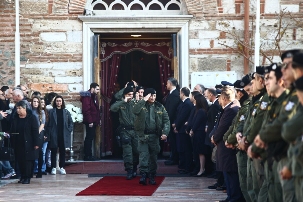 Οδύνη στο τελευταίο «αντίο» στον αστυνομικό Γ. Λυγγερίδη που χτυπήθηκε από φωτοβολίδα στο Ρέντη